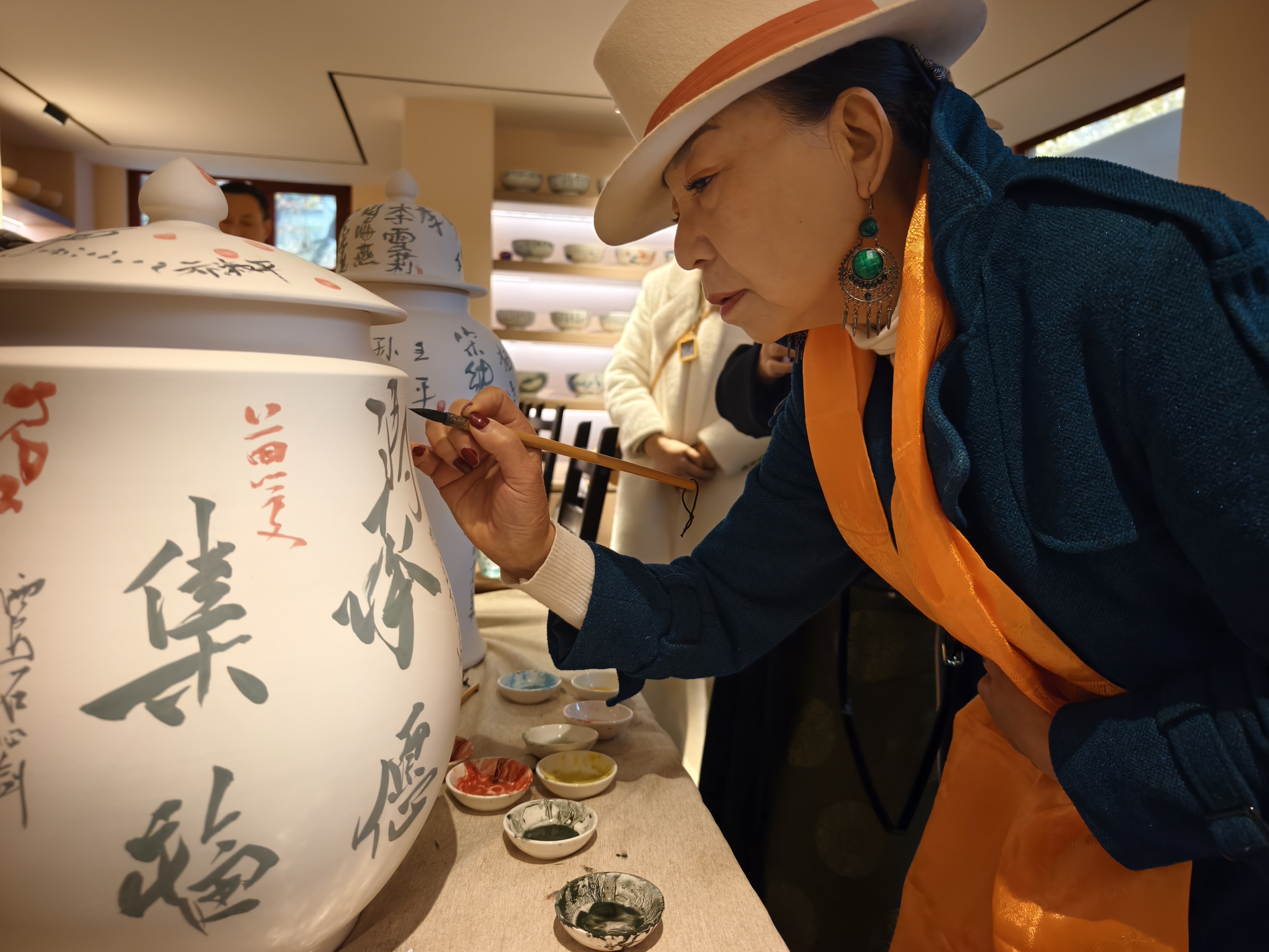 长安瓷缘·官窑民享：百位书画家大家广仁寺下“点瓷成金”，千年官窑之火首次照进寻常生活